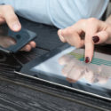 Jemand vergleicht die Geschwindigkeit seiner Website auf seinem Smartphone und seinem Tablet