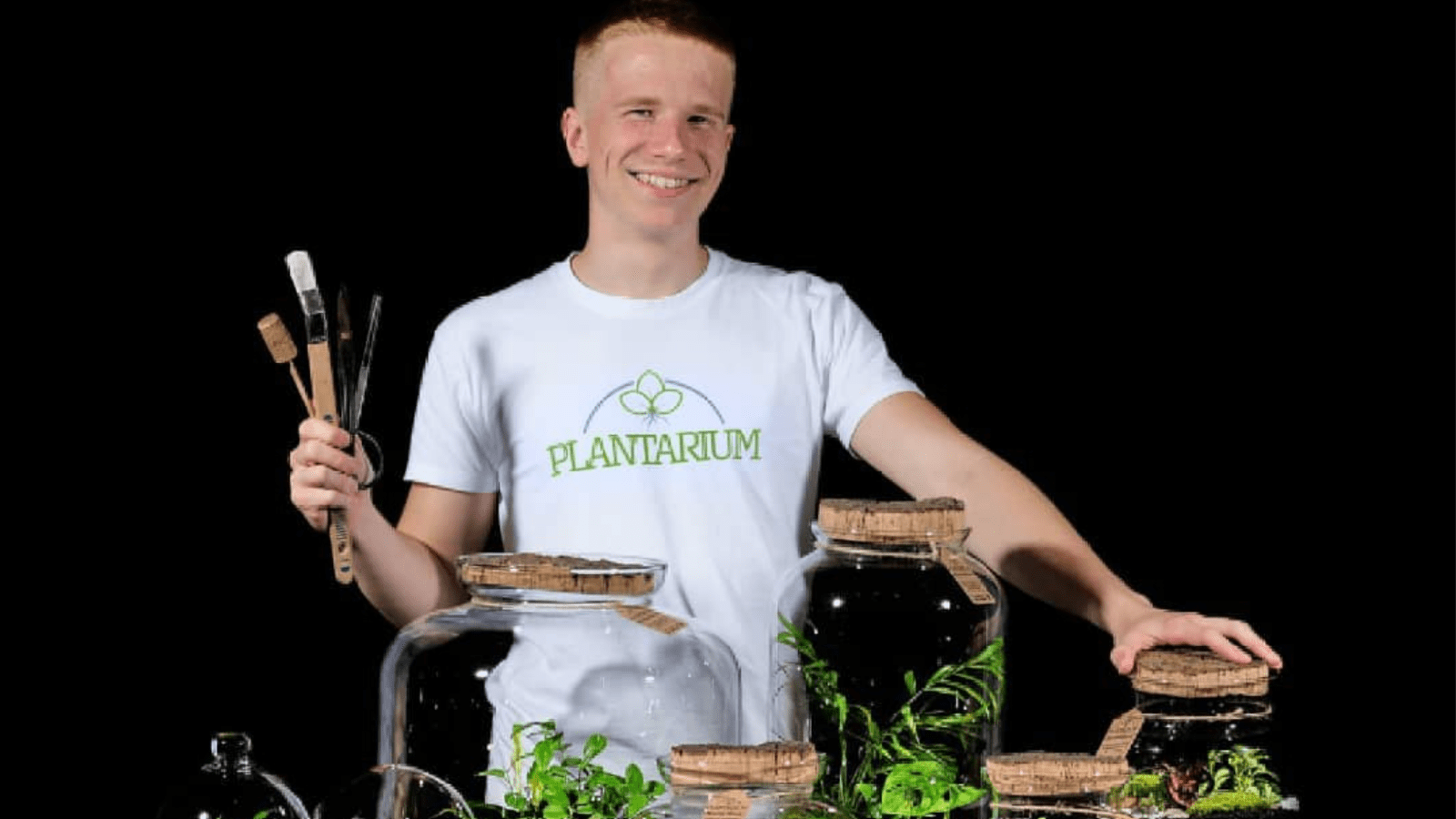 Mit 16 schon Boss: Moritz macht sich mit Flaschengärten selbstständig