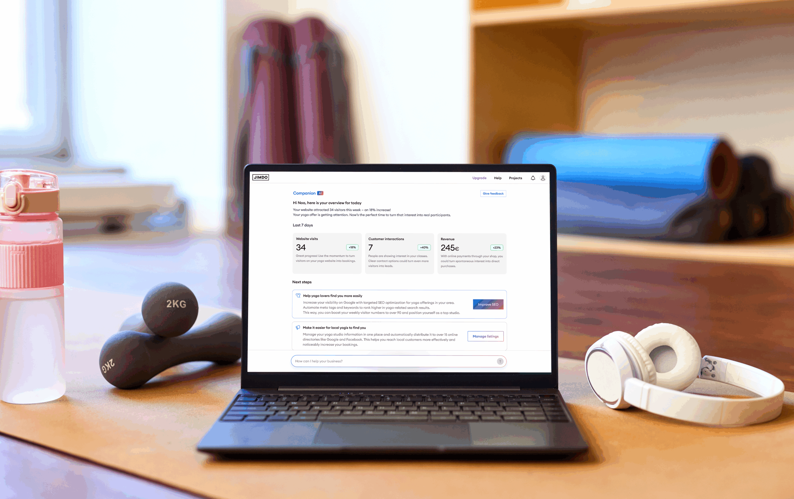 Eine Person arbeitet am Laptop mit Jimdo Companion und nutzt den Guide, um Prompts und Empfehlungen anzuwenden.