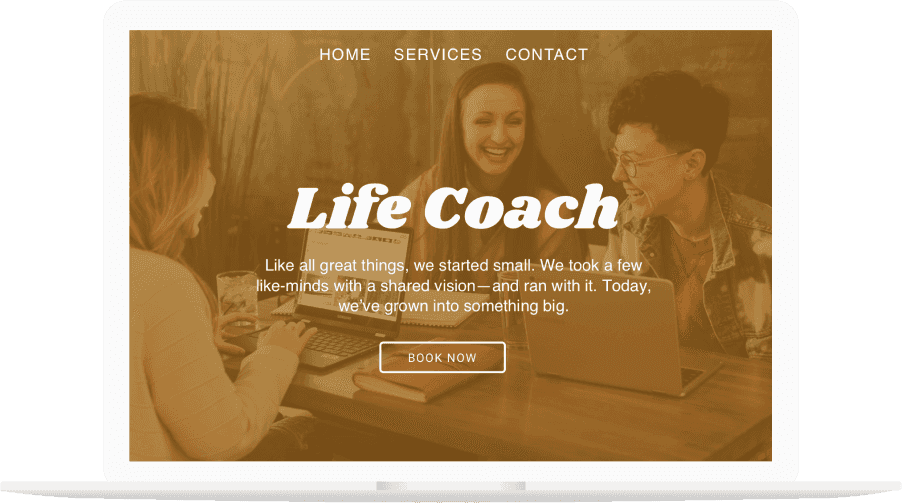 Trois personnes souriantes, rassemblées autour d'ordinateurs portables, avec le texte "Life Coach" superposé sur l'interface d'un site web.