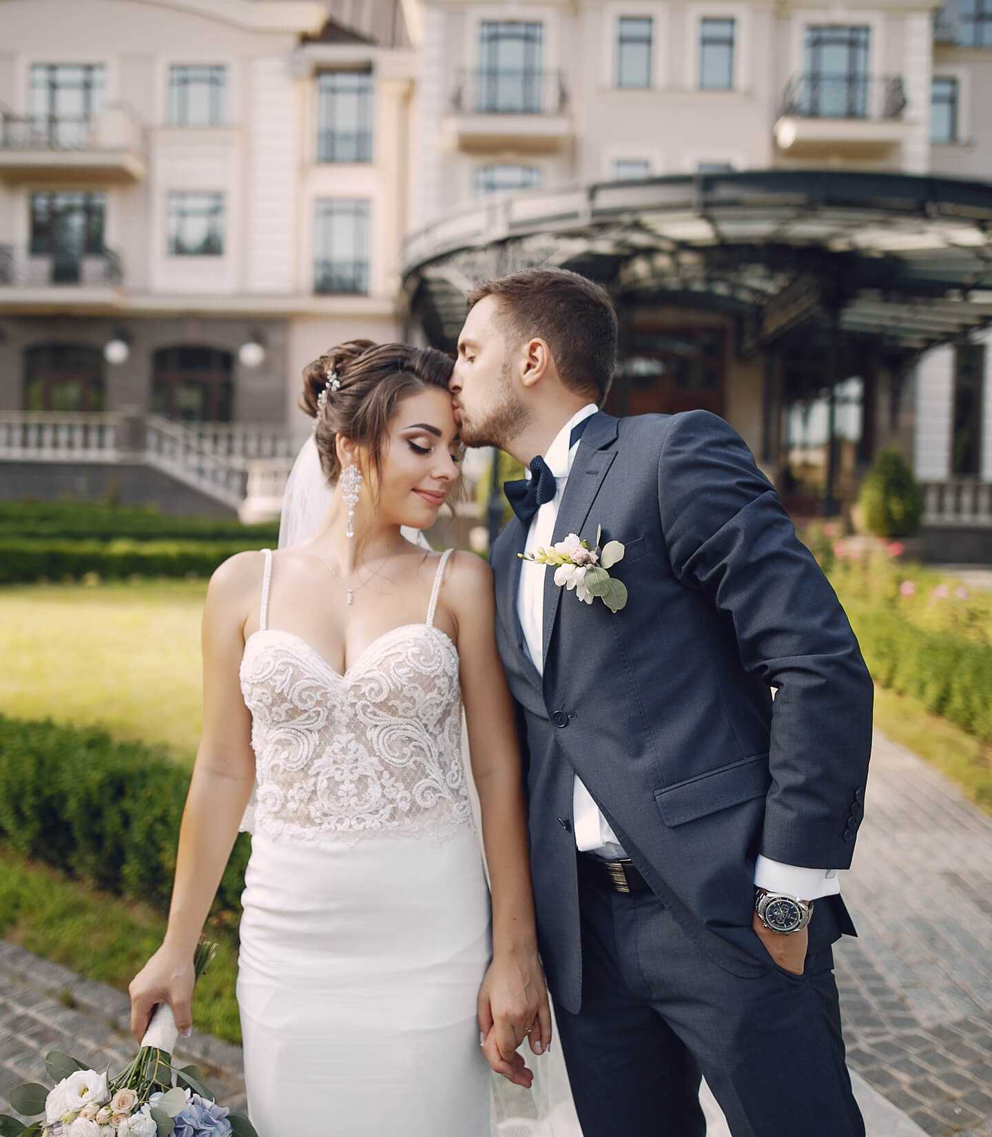 Das Foto eines Hochzeitspaares, das an seinem Hochzeitstag für Fotos posiert.