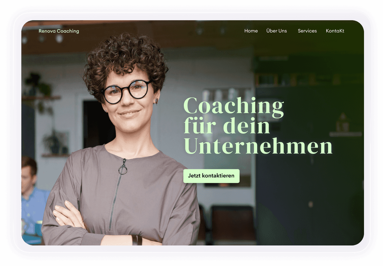 Coaching-Website mit einer Frau, die freundlich in die Kamera blickt, Text: „Coaching für dein Unternehmen“.