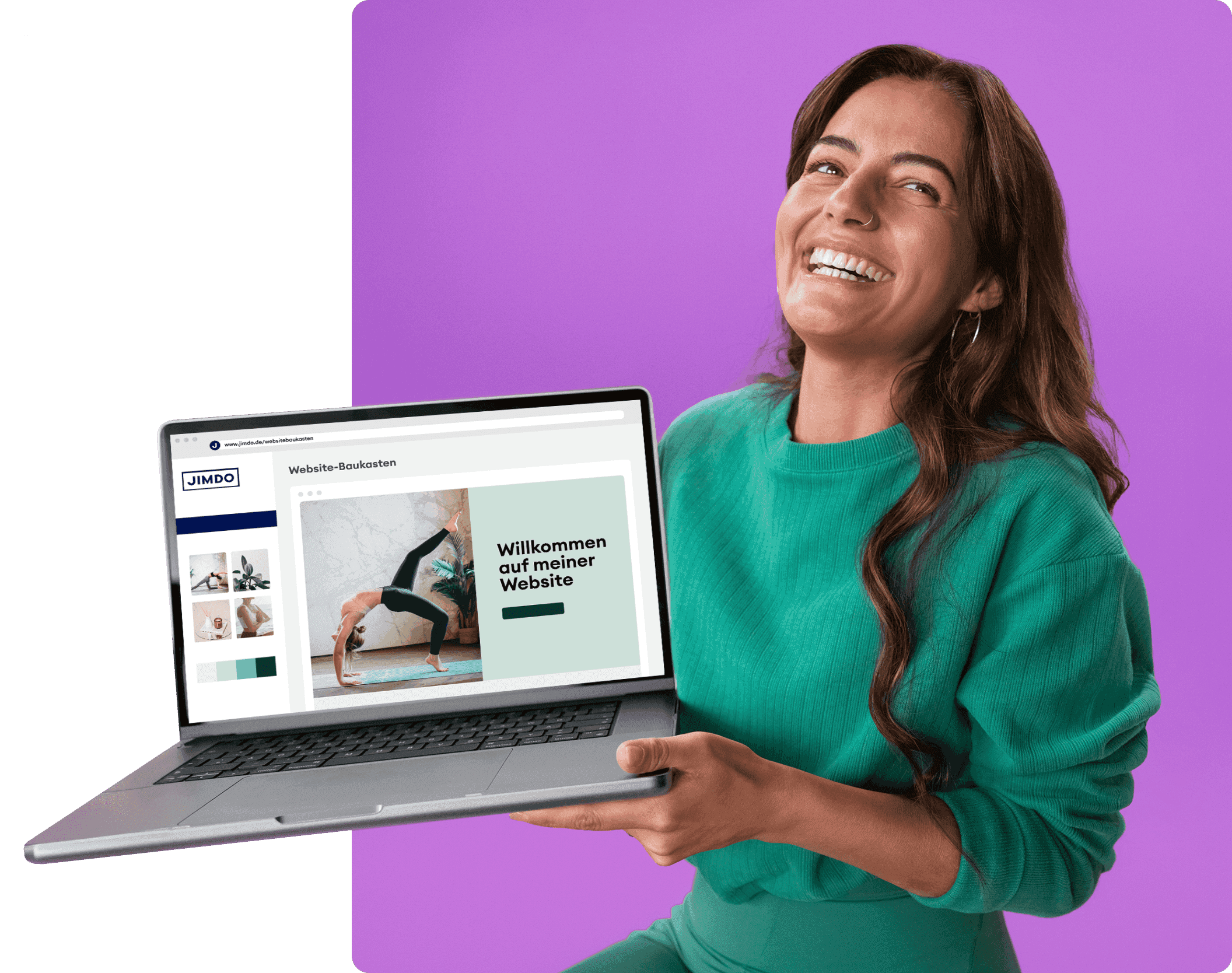 Frau in grünem Pullover hält fröhlich einen Laptop mit einem Website-Builder-Bildschirm vor einem lila Hintergrund.